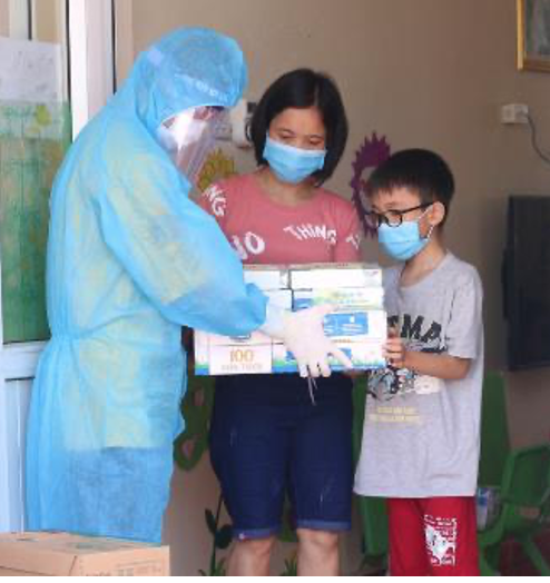 Vinamilk tặng 3.000 phần quà và sữa đến các em nhỏ tại các điểm nóng về dịch Covid-19 nhân dịp Ngày quốc tế thiếu nhi